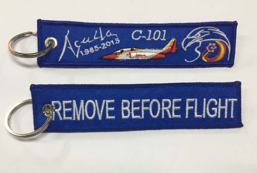 Llavero 30 Aniversario Patrulla Águila Remove Before Flight azul